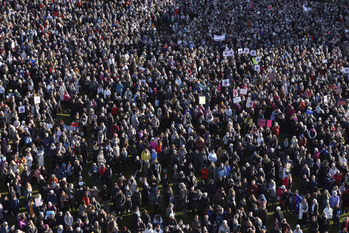 冰岛女性游行争取女性工资平等。美联社