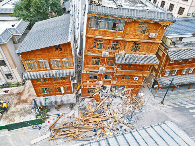 四川瀘定縣磨西鎮，一棟房屋在地震中受損嚴重。