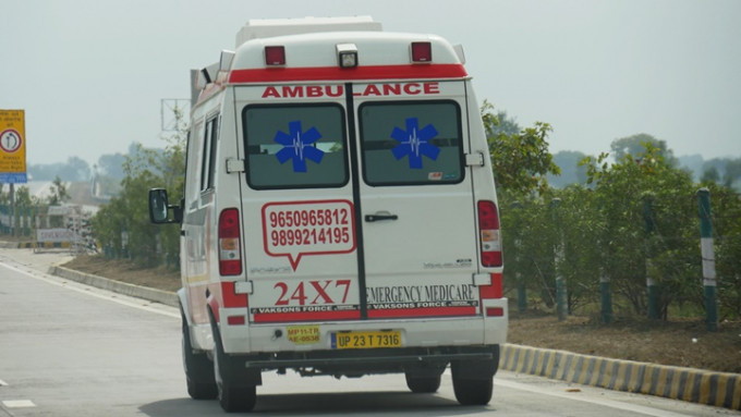 印度一名车祸伤者因救护车太残旧没法开门失救亡。iStock示意图，非涉事车辆