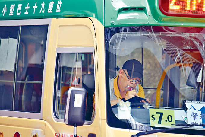 綠色專綫小巴的長者僱員獲發六個月補貼。