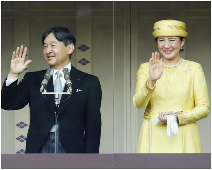 新日皇德仁与皇后雅子与民众见面接受祝贺。AP