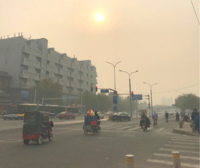 北京发出空气重污染黄色预警。网上图片