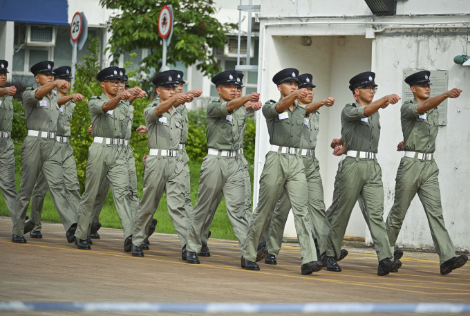 五個紀律部隊的教官人員，開始向解放軍駐港部隊人員學習中式步操。資料圖片