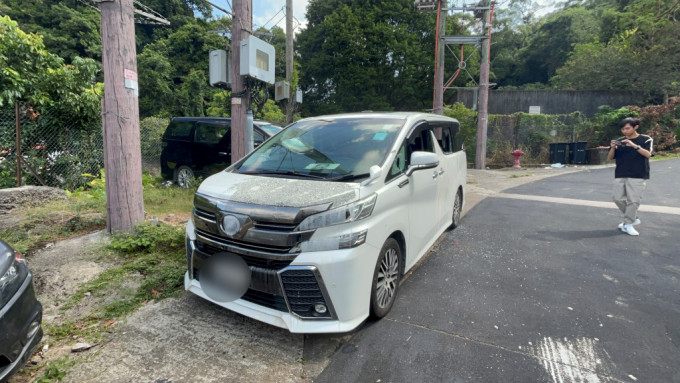 七人車遭打爆車窗，淋起漆水及紅油。林思明攝