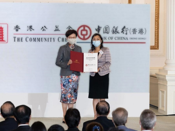 中银香港副总裁龚杨恩慈女士（右）代表接受奖。