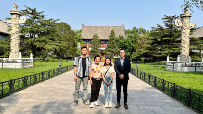 蔡若莲访问北京。