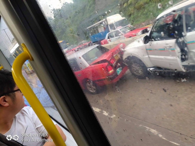 意外中的士车尾损毁。
网民James Lai图片