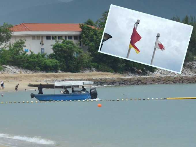后救生员坐船出海巡查，海滩挂上红旗。林思明摄