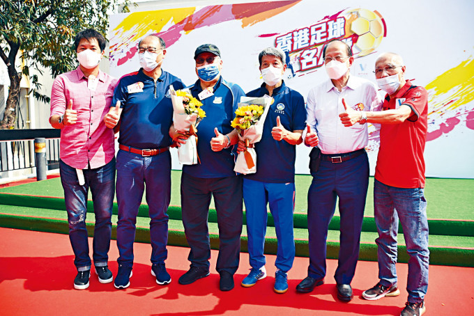 潘文迪（左起）、林大輝、張子岱、黃文偉、貝鈞奇及何靜江，一同出席《香港足球名人堂》節目啟動禮。