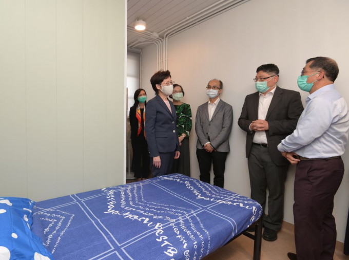 林鄭月娥參觀檢疫中心其中一個單位。政府新聞處圖片