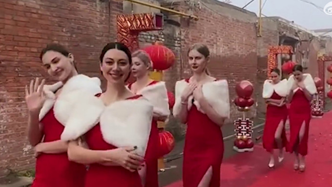 河北新娘出嫁邀8名乌克兰模特做伴娘，网民笑称：不怕新郎悔婚？