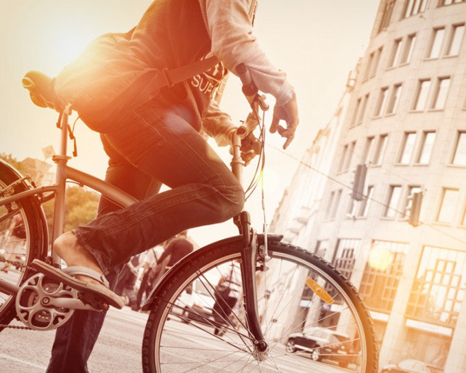 报告建议城市人多踏单车上班可更长寿。网图