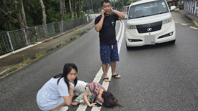 女子被私家车撞到，受伤倒地。网上图片