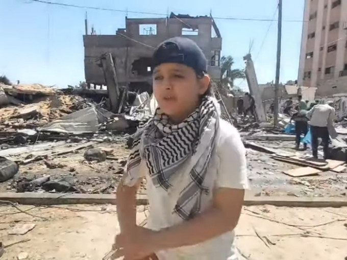 12岁加沙男孩废墟中Rap出心声：我们只想要和平。