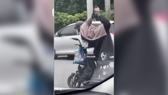 女子瑜伽式單腳騎電單車，驚呆路人，交警指會批評教育。