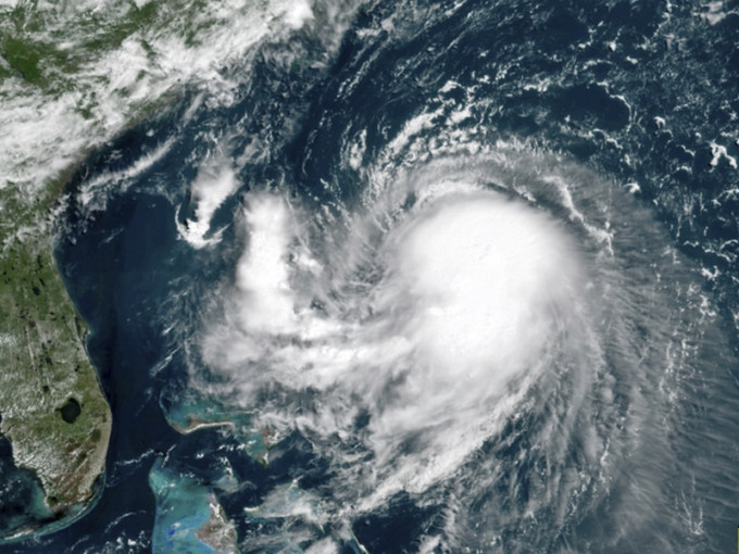 热带风暴亨利已升级为飓风直扑美东。AP