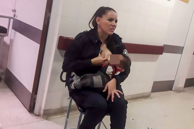 阿根廷一名女警在醫院當值期間，眼見一名營養不良的骯髒男嬰哭個不停，便給男嬰餵哺母乳。網圖