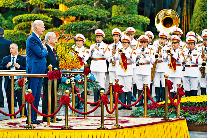 越共中央總書記阮富仲昨日在河內國家主席府歡迎拜登。　