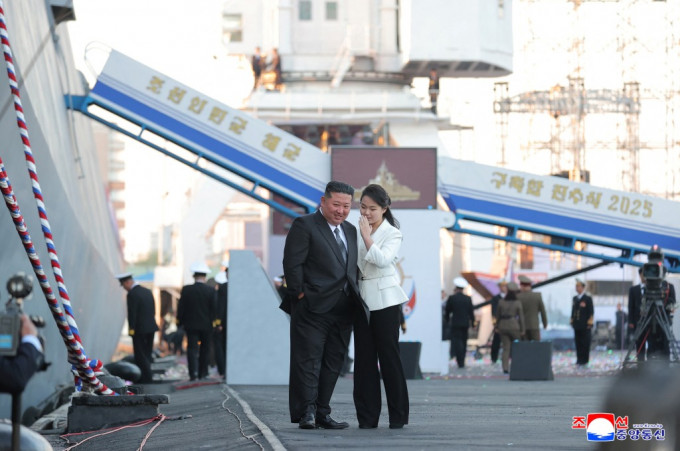 金正恩攜愛女出席驅逐艦下水禮。路透社