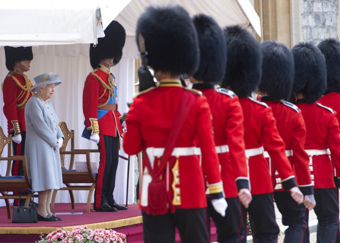英女皇伊利沙伯二世在温莎堡主持阅兵，庆祝95岁生日。AP图