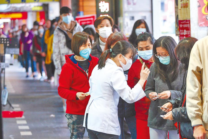 台湾民众外出佩戴口罩。网上图片