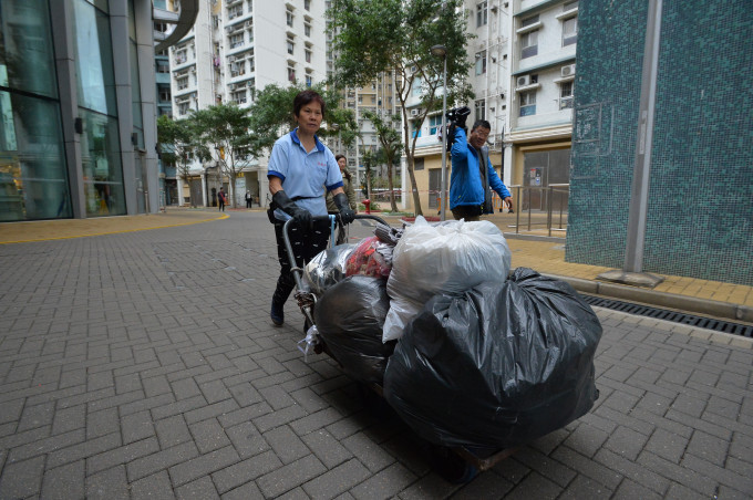 经过一轮扰攘后，海丽邨外判清洁工已复工。