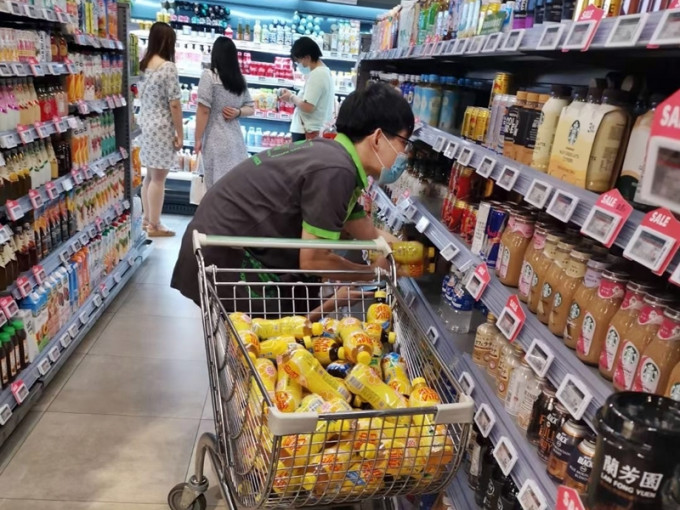 内地多个省份的店铺或超市陆续将维他奶饮品下架。网上图片