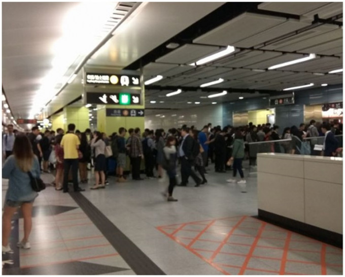 南昌站往香港站方向一度挤满乘客。图:网民Sara Lam