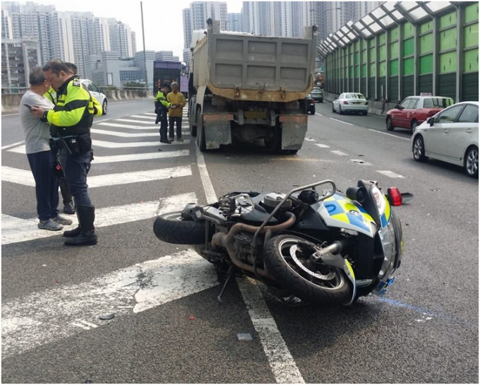 交通警員電單車被泥頭車撞低。蔡楚輝攝