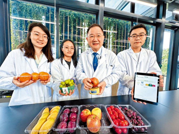 浸大理学院副院长兼物理系教授朱福荣（右二）带领研究团队，研发新型「日盲型近红外线探测器」，检测水果品质。