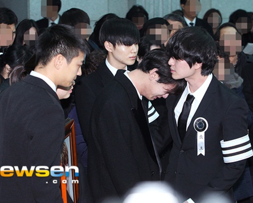 SHINee 4子在鐘鉉出殯當日極度悲傷。