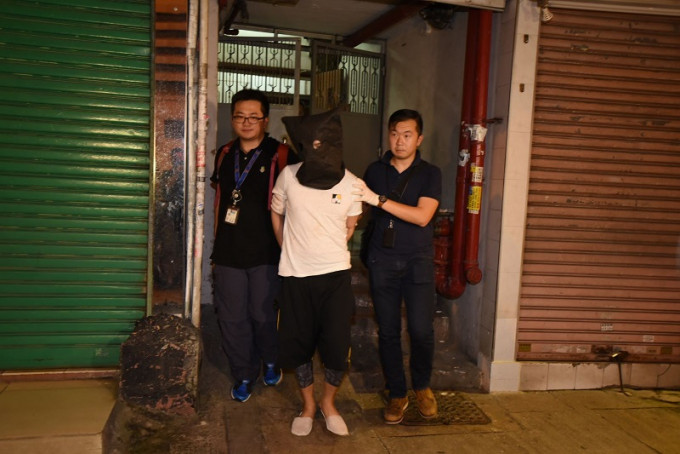 警方晚上將疑犯押到油麻地甘肅街一單位搜捕。尹敬堂攝