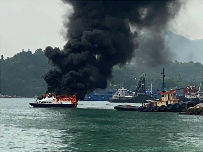新油麻地避風塘有艘船突然起火。FB香港突發事故報料區Wah Siu Leung圖片