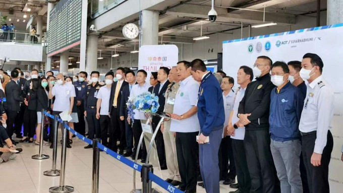 泰副總理率兩部長赴機場迎接首批中國遊客。