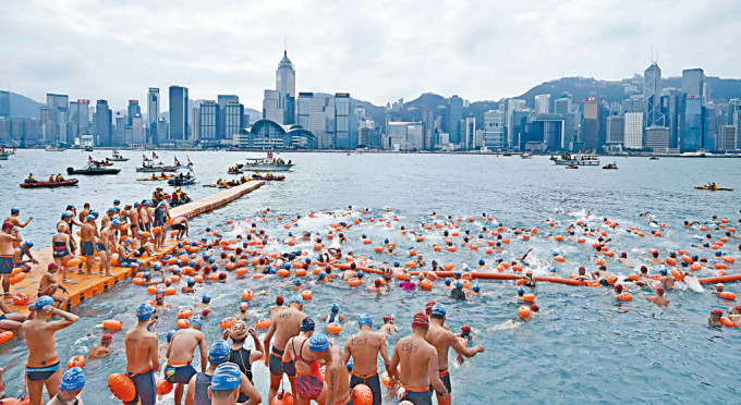 维港渡海泳今年有望扩大举办规模，参赛名额将会由一千五百个增至二千个。