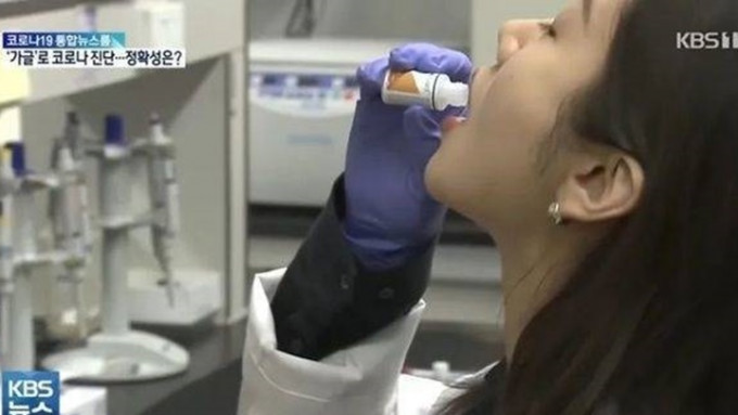 南韓有研究人員開發出可早期診斷新冠病毒的漱口水。網上影片截圖
