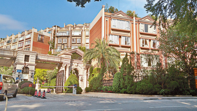 大埔露辉路及汀角路一带豪宅区，对上一个全新楼盘为2007年推售的比华利山别墅。