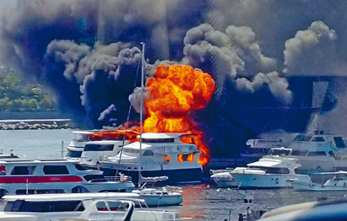 遊艇起火大爆炸，捲起巨型火球及冒出濃煙。