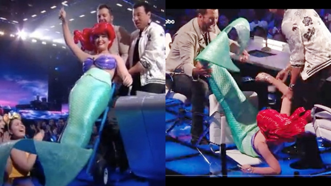 Katy Perry扮小魚仙勁「論盡」，椅子向後翻雙腳朝天嚇親觀眾。