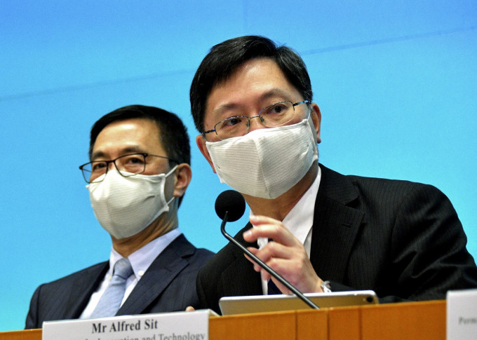 創新及科技局長薛永恒（右）等候檢測結果。資料圖片
