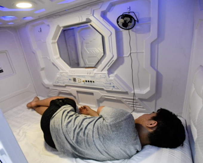 「共享睡眠艙」內有無線網絡連接，插座等設備。