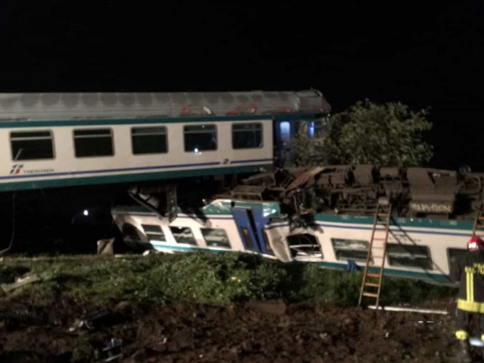 意大利一列火车，行经北部城市杜林郊外时，不慎与货柜车相撞，造成2人死亡、18人受伤。AP