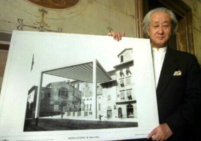 磯崎新2001年展示他為意大利翡冷翠美術館設計的新大門入口。美聯社