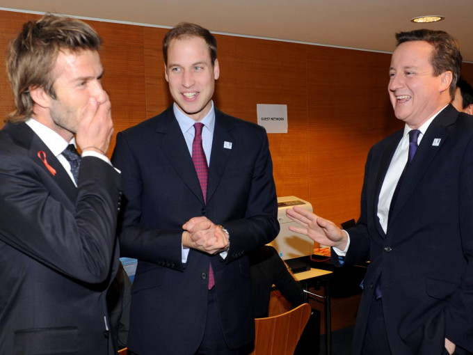 報告指卡梅倫（右）與威廉王子（中）2010年於一次會議上，提出英格蘭與南韓交換選票。當時碧咸亦在場。