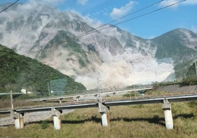 花蓮山區發生大規模山崩。