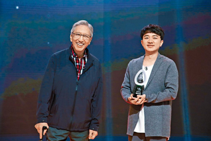 王祖蓝去年颁发「殿堂声演奖」给恩师卢雄。
