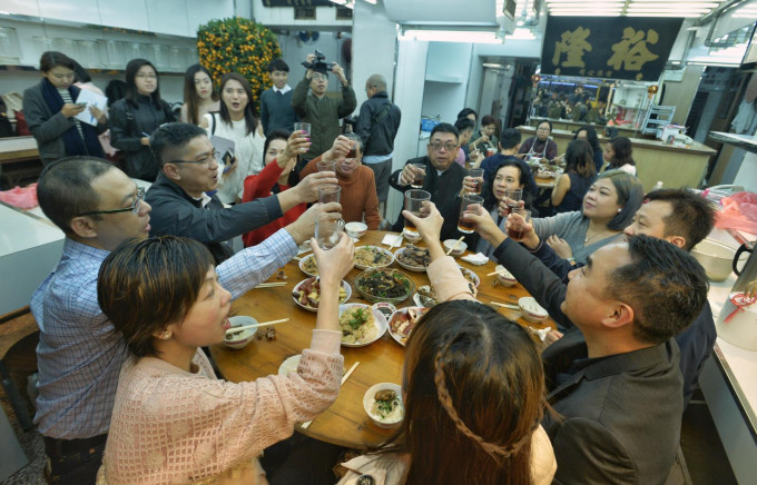 上環裕隆海味店於60年代經營，每逢年初二，都會齊集員工食「開年飯」。