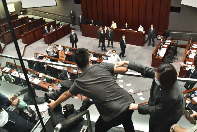 李慧琼主持立法会内务委员会会议爆发混战，民主派和建制派争夺主席台。资料图片