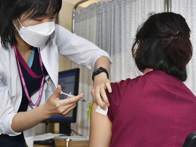 南韩当局指，当地上周有近27万人接种新冠疫苗，逾4,700人出现疑似异常反应。AP资料图片