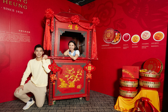 「恒香‧百年」展览馆展出了一顶近30年历史的大红花轿，记载著数代人的爱情故事。
